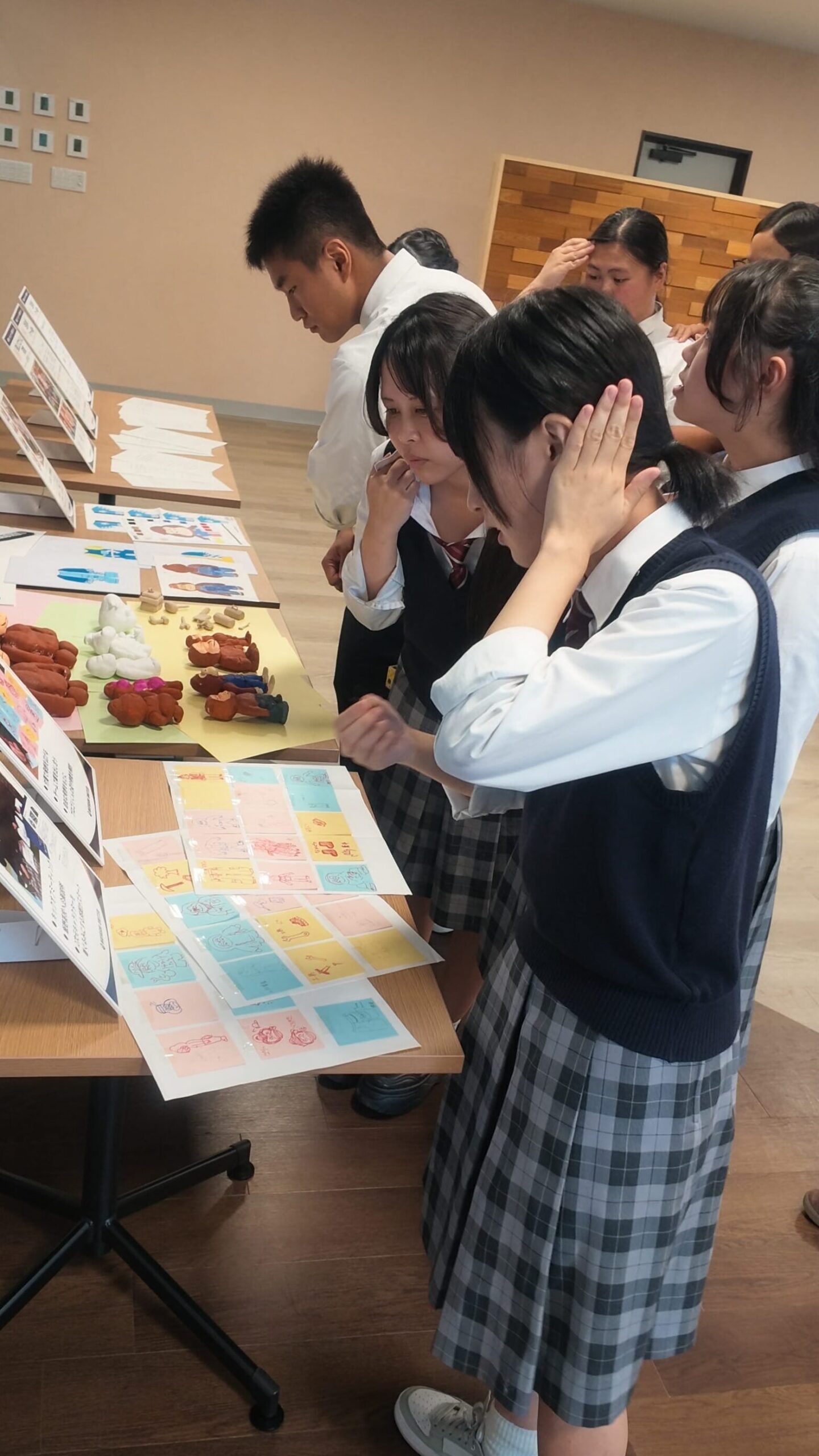 プロジェクトを振り返る生徒の皆さん