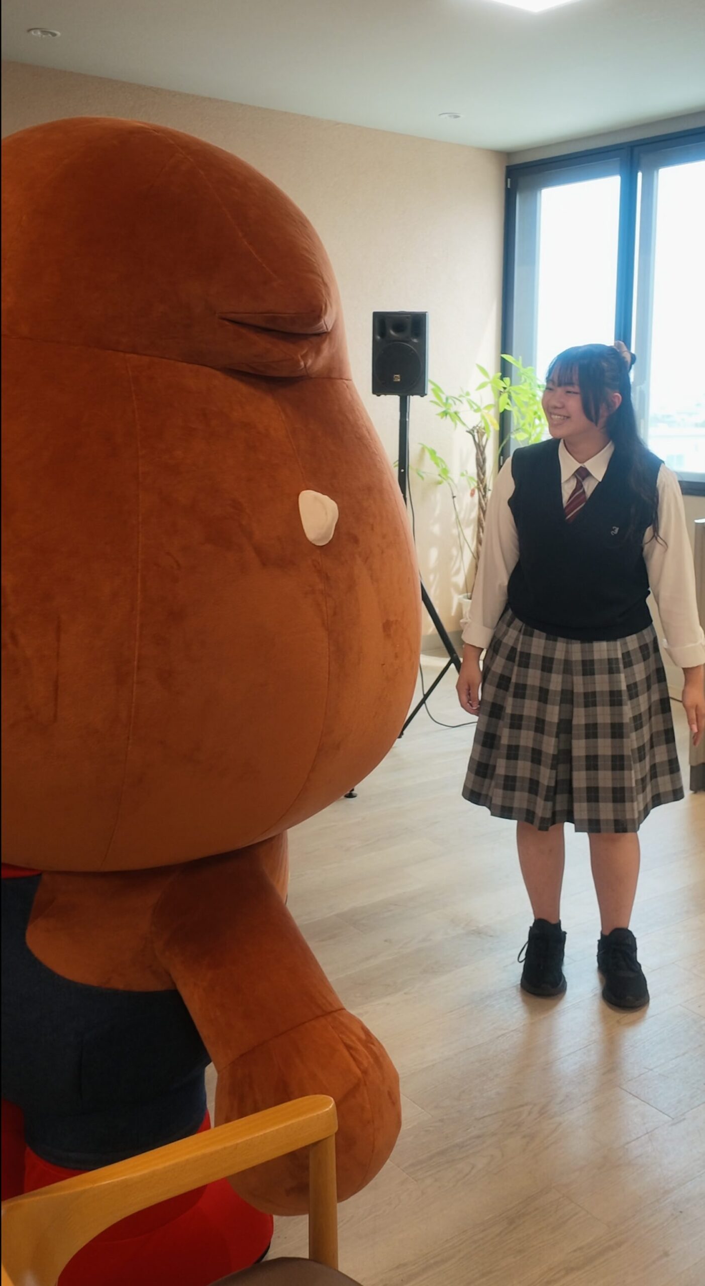 ステージへ向かうプロゴリくんと生徒