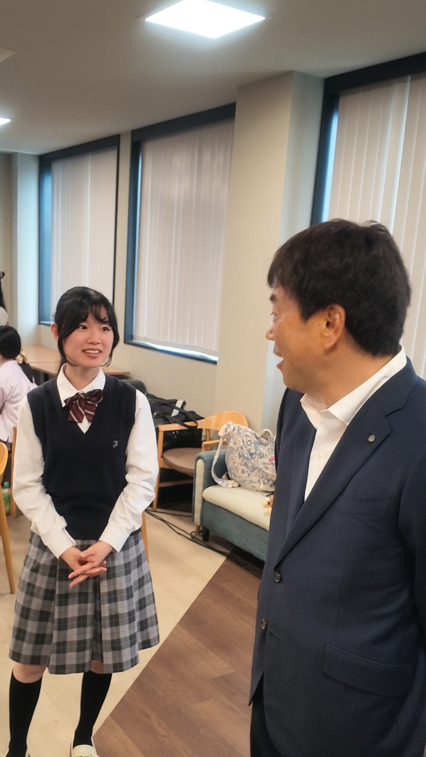 制作秘話を振り返る生徒と社長